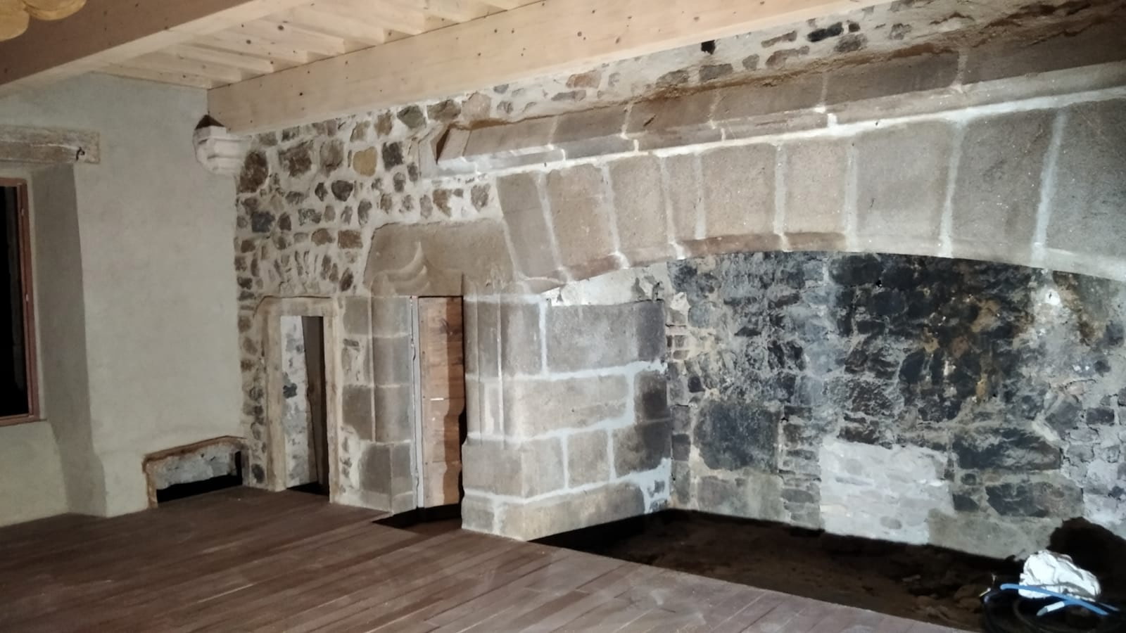 Salle intérieure avec cheminée du Château de Monlet